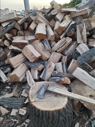 В продаже дрова:
твёрдых пород (дуб, ясень) - колотые, чушки
сосновые - колоты. . фото 2
