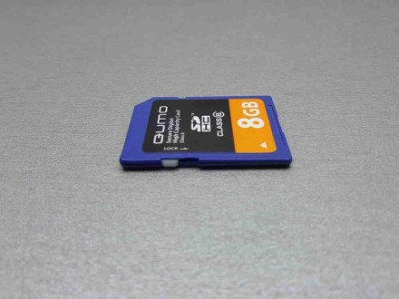 SD 8Gb — компактний електронний пам'яткий пристрій, який використовується для зб. . фото 4