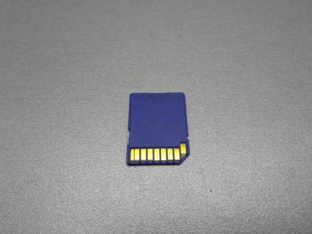 SD 8Gb — компактний електронний пам'яткий пристрій, який використовується для зб. . фото 3