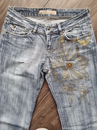 Продам женские джинсы р.44-46,с рисунком в виде цветка и камнем,рост  1.04 см,бе. . фото 2