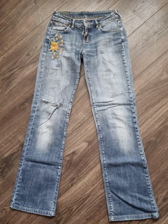Продам женские джинсы с вышитым цветком р.46,рост.  1.05 см,талия 78 см,бедра 96. . фото 2