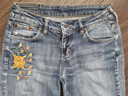 Продам женские джинсы с вышитым цветком р.46,рост.  1.05 см,талия 78 см,бедра 96. . фото 4
