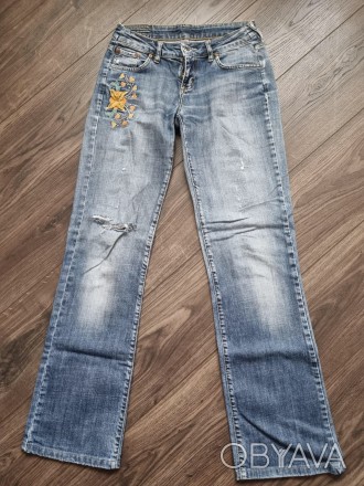 Продам женские джинсы с вышитым цветком р.46,рост.  1.05 см,талия 78 см,бедра 96. . фото 1