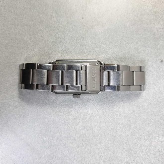 Чоловічий наручний годинник Casio MTP-1165A-1C
Корпус годинника виготовлений із . . фото 4
