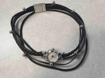 Жіночий годинник у стилі Пандора виготовлений як шкіряний браслет із набором під. . фото 2