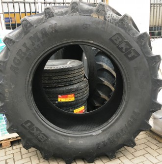 Продам НОВЫЕ тракторные шины:
710/70R42 Agrimax RT-765M BKT (173 D/176 А8 PR8) . . фото 3