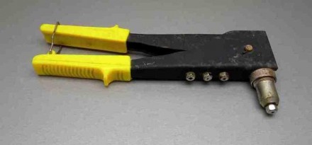 Заклепочный пистолет предназначен для скрепления поверхностей алюминиевыми закле. . фото 6