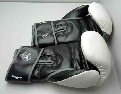 Тип рукавичок	тренувальні
Вид спорту	бокс
Вага	12 унцій
Матеріал	штучна шкіра
На. . фото 4