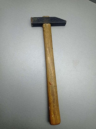 Молоток — невеликий ударний інструмент, що застосовується для забивання цвяхів, . . фото 2