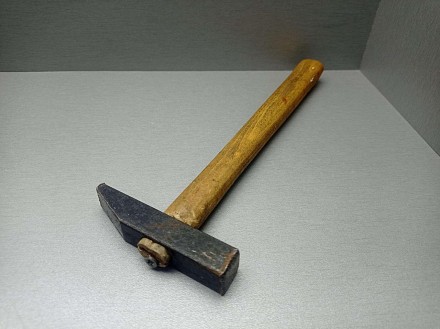 Молоток — невеликий ударний інструмент, що застосовується для забивання цвяхів, . . фото 10