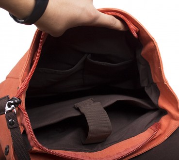 Красивый рюкзак оранжевого цвета. Аксессуар сделан из прочного материала. Внутри. . фото 3