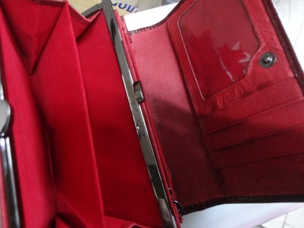 Женский кожаный кошелек dr.koffer с декоративным покрытием (темно-красный)

От. . фото 4