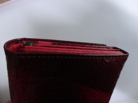 Женский кожаный кошелек dr.koffer с декоративным покрытием (темно-красный)

От. . фото 6
