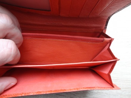 Большой женский кожаный кошелек dr.koffer (лакированный, оранжево-черный)

Отл. . фото 6