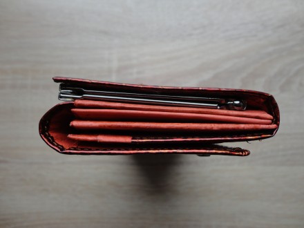 Большой женский кожаный кошелек dr.koffer (лакированный, оранжево-черный)

Отл. . фото 9