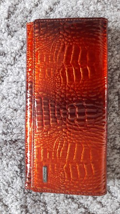 Большой женский кожаный кошелек dr.koffer (лакированный, оранжево-черный)

Отл. . фото 2
