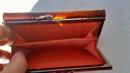 Женский кожаный кошелек Dr.Koffer (лакированный, оранжево-черный)

Отличное ка. . фото 5