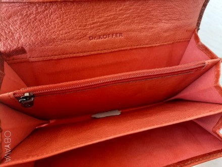 Женский кожаный кошелек Dr.Koffer (лакированный, оранжево-черный)

Отличное ка. . фото 8
