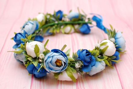 Об'ємний вінок виконаний у біло-блакитно-синіх кольорах. Квіти тканинні. Компози. . фото 2