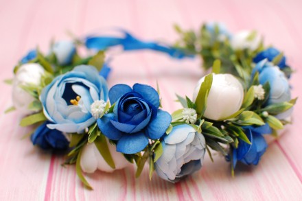Об'ємний вінок виконаний у біло-блакитно-синіх кольорах. Квіти тканинні. Компози. . фото 3
