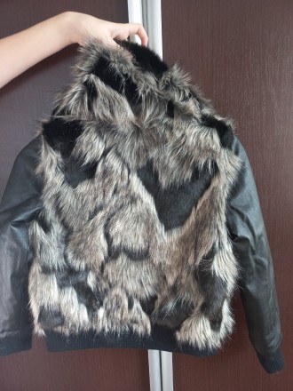 Стильна шкіряна курточка з хутром на 6-8р з капішоном без бірки. Довжина 44, рук. . фото 3