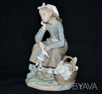 Статуэтка «Девочка с куклой и корзинкой».