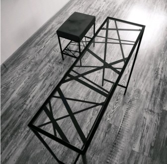 Дизайнерский столик консоль со столешницей из стекла и дизайнерски ломанными час. . фото 4