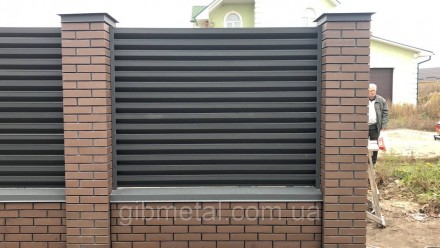 Забор жалюзи представляет собой конструкцию из металлических панелей (ламелей), . . фото 2