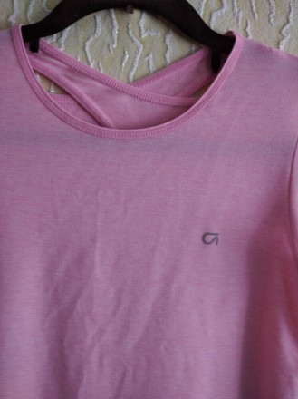 Розовая меланжевая спортивная футболка с красивым вырезом на спинке , девочке с . . фото 5