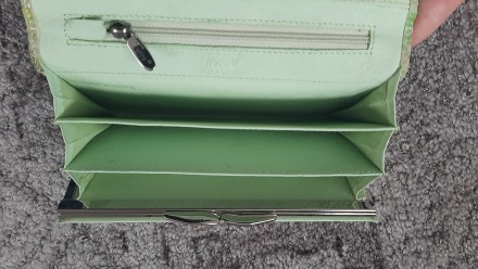 Большой женский замшевый кошелек Pratero (зеленый)

Отличное качество
Кожаный. . фото 6