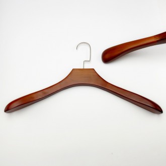Деревянные плечики для одежды из натурального дерева коричневого цвета без перек. . фото 3