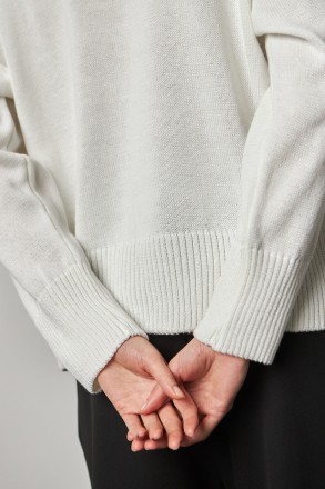 Жіночий светр Stimma Гудзі. Це стильний светр із V-подІбною горловиною та комІрц. . фото 5