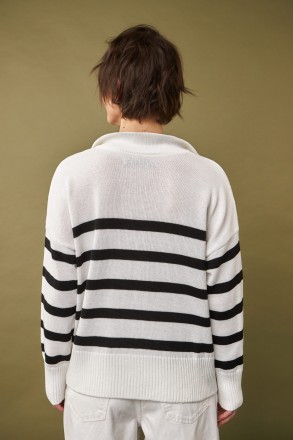 Жіночий светр поло Stimma Полонія. Це стильний светр із V-подІбною горловиною та. . фото 3