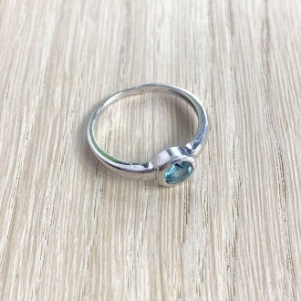 Родированное серебряное кольцо 925 пробы с натуральным топазом Лондон Блю 0.625c. . фото 4
