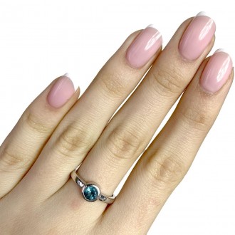 Родированное серебряное кольцо 925 пробы с натуральным топазом Лондон Блю 0.625c. . фото 3