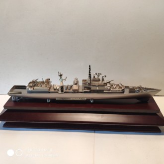 Продается стендовая сувенирная модель военного сторожевого корабля.
Материал хр. . фото 4