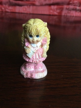 Маленька статуетка з полімеру 
Дівчинка в рожевій сукні з книжкою
Висота фігур. . фото 1