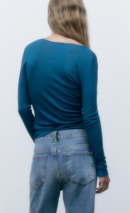 Легенькая женская кофта блуза Zara из рифленого трикотажа с V-образным вырезом.
. . фото 5