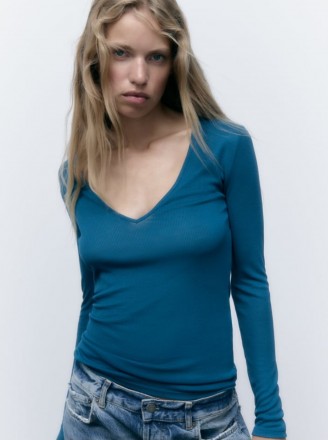 Легенькая женская кофта блуза Zara из рифленого трикотажа с V-образным вырезом.
. . фото 2