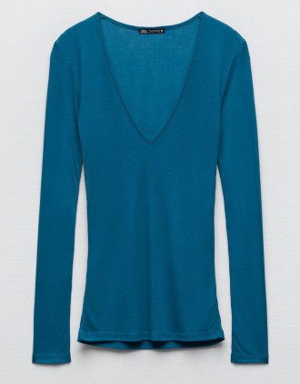 Легенькая женская кофта блуза Zara из рифленого трикотажа с V-образным вырезом.
. . фото 6
