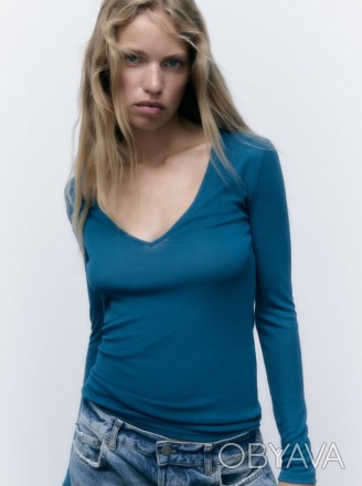 Легенькая женская кофта блуза Zara из рифленого трикотажа с V-образным вырезом.
. . фото 1