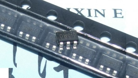 Микросхема DW01-P в небольшом корпусе – это по сути "мозг" контроллера заряда-р. . фото 3