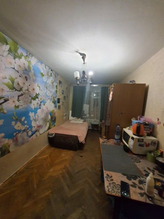 комната13 метров,мебель-диван,шкаф,стул,,бытовая техника,в соседних комнатах по . Комсомольский массив. фото 2