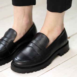 Класична модель жіночих туфлів Shanda 585138 в універсальному чорному кольорі. П. . фото 9