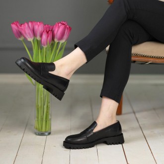 Класична модель жіночих туфлів Shanda 585138 в універсальному чорному кольорі. П. . фото 3