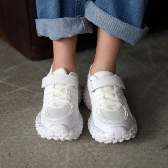 Стильна модель дитячих кросівок Kids 585082 в універсальному білому кольорі. Пар. . фото 5
