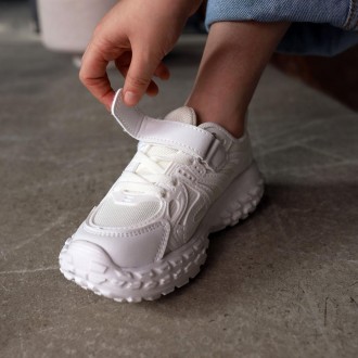 Стильна модель дитячих кросівок Kids 585082 в універсальному білому кольорі. Пар. . фото 8