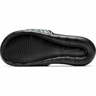 Nike Victori One — спортивні капці чорного й білого кольорів. Виготовлений із ви. . фото 3