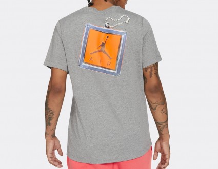 Серая мужская футболка с принтом брелока от бренда Jordan. Модель классического . . фото 5