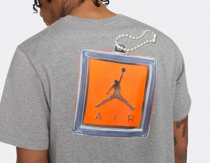 Серая мужская футболка с принтом брелока от бренда Jordan. Модель классического . . фото 3